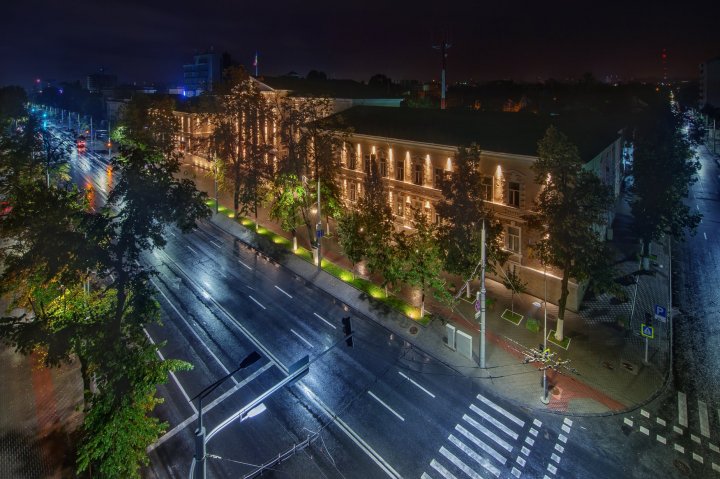 Una din cele mai frumoase clădiri din Chișinău, surprinsă de fotograful Alexandru Kiriak într-o noapte ploioasă (FOTO)