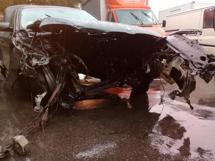 ACCIDENT TERIBIL ÎN CAPITALĂ. Trei maşini s-au ciocnit în lanţ. O persoană, prinsă între fiare (FOTO/VIDEO)