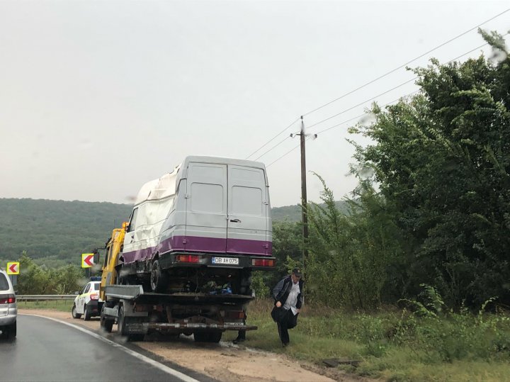 Grav accident la Peresecina. O autoutilitară s-a răsturnat în şanţ (FOTO)