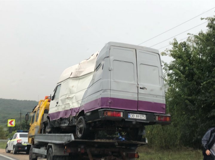 Grav accident la Peresecina. O autoutilitară s-a răsturnat în şanţ (FOTO)