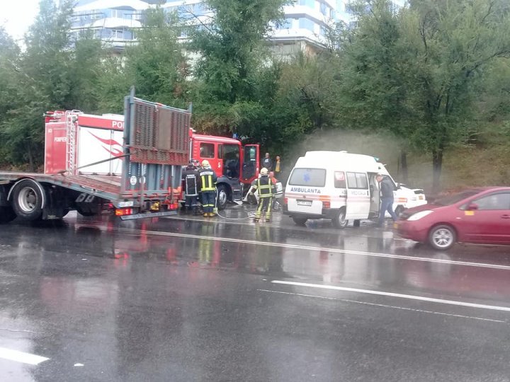 ACCIDENT TERIBIL ÎN CAPITALĂ. Trei maşini s-au ciocnit în lanţ. O persoană, prinsă între fiare (FOTO/VIDEO)