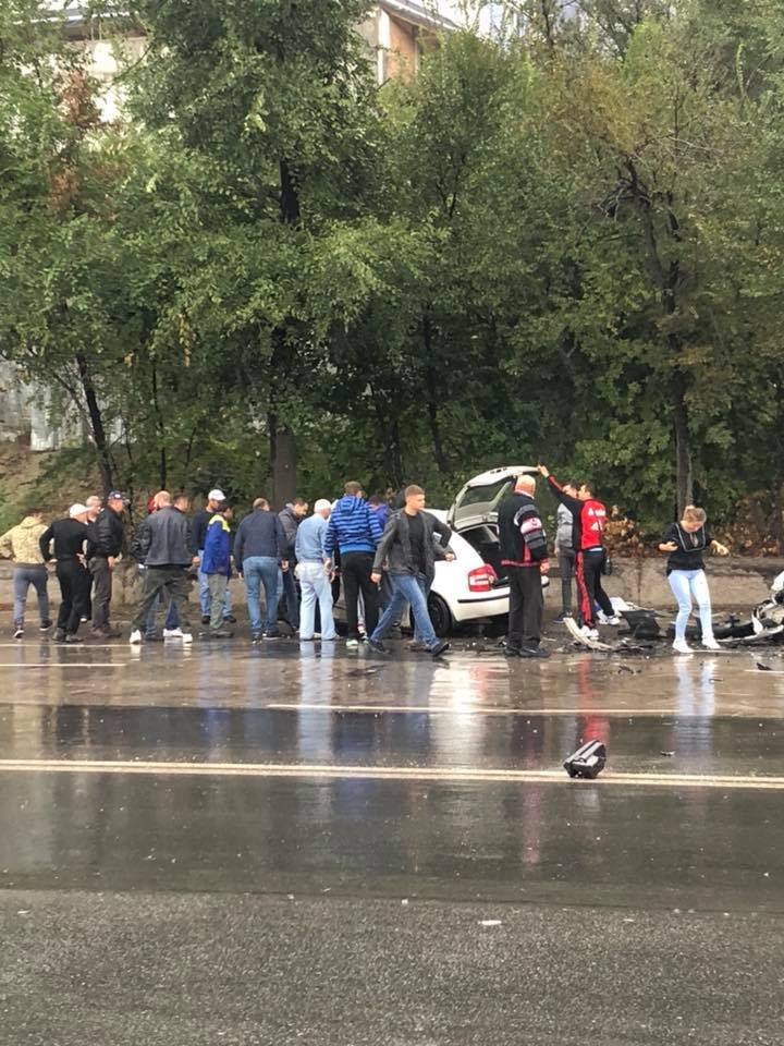 ACCIDENT TERIBIL ÎN CAPITALĂ. Trei maşini s-au ciocnit în lanţ. O persoană, prinsă între fiare (FOTO/VIDEO)