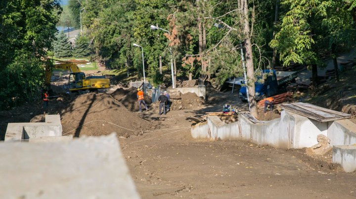 Cum arată CELE OPT trepte de granit pe care Primăria le-a realizat pâna acum în parcul Valea Morilor (FOTOREPORT)