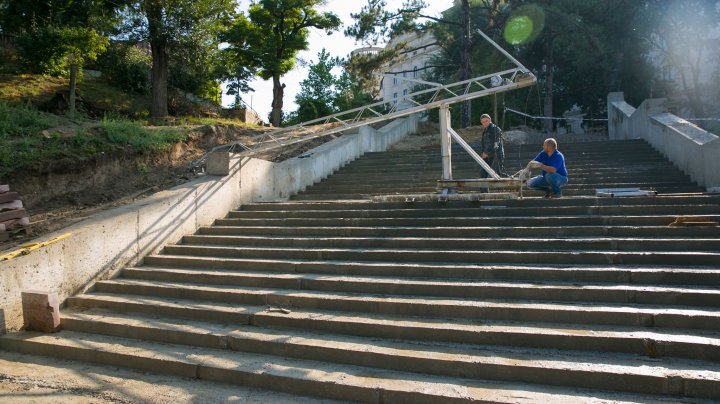 Cum arată CELE OPT trepte de granit pe care Primăria le-a realizat pâna acum în parcul Valea Morilor (FOTOREPORT)