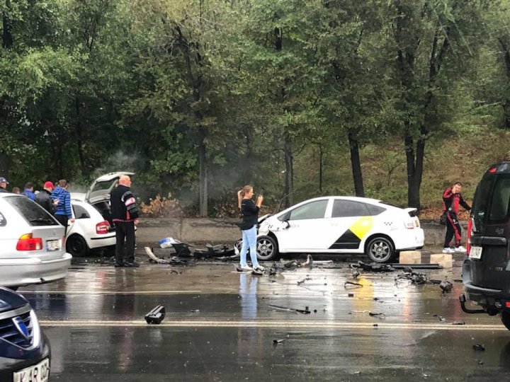 ACCIDENT TERIBIL ÎN CAPITALĂ. Trei maşini s-au ciocnit în lanţ. O persoană, prinsă între fiare (FOTO/VIDEO)