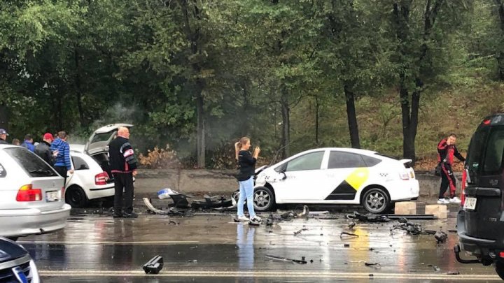 ACCIDENT TERIBIL ÎN CAPITALĂ. Trei maşini s-au ciocnit în lanţ. O persoană, prinsă între fiare (FOTO/VIDEO)