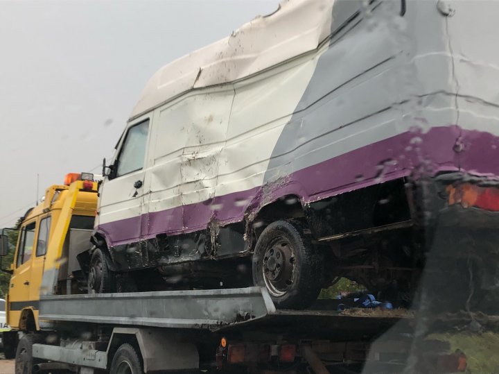 Grav accident la Peresecina. O autoutilitară s-a răsturnat în şanţ (FOTO)