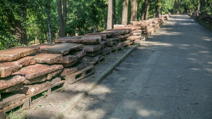 Cum arată CELE OPT trepte de granit pe care Primăria le-a realizat pâna acum în parcul Valea Morilor (FOTOREPORT)