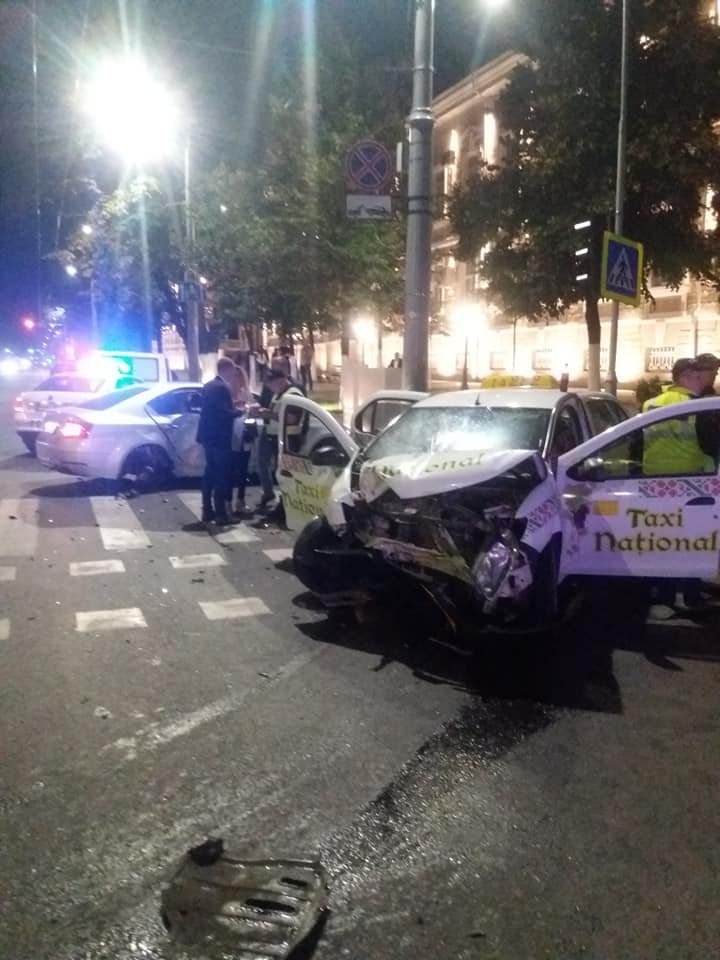ACCIDENT GRAV ÎN CENTRUL CAPITALEI. Trei persoane au ajuns la spital după ce mașinile în care se aflau s-au ciocnit violent