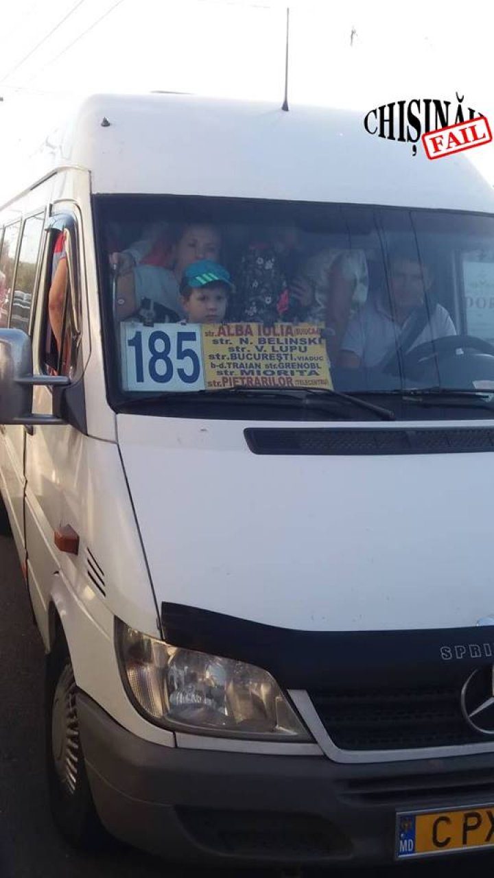 Ca într-o cutie de chibrituri. Cum sunt transportați oamenii care circulă cu maxi-taxiul de pe linia 185 din Capitală (FOTO)