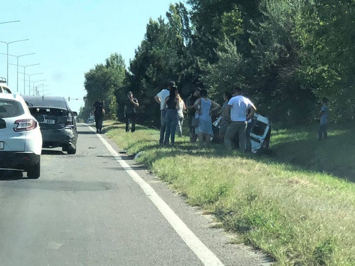 CARAMBOL pe drumul spre aeroport. Mai multe maşini, implicate într-un grav accident (VIDEO)  