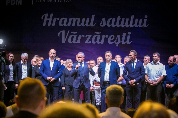 Vlad Plahotniuc la hramul localității Vărzăreşti. Liderul democrat i-a îndemnat să pună umărul la dezvoltarea localităţii (GALERIE FOTO)