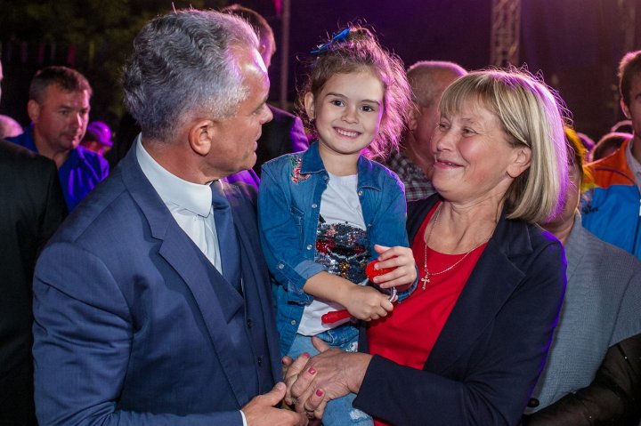 Vlad Plahotniuc la hramul localității Vărzăreşti. Liderul democrat i-a îndemnat să pună umărul la dezvoltarea localităţii (GALERIE FOTO)