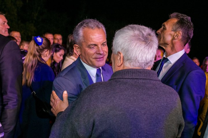 Vlad Plahotniuc la hramul localității Vărzăreşti. Liderul democrat i-a îndemnat să pună umărul la dezvoltarea localităţii (GALERIE FOTO)