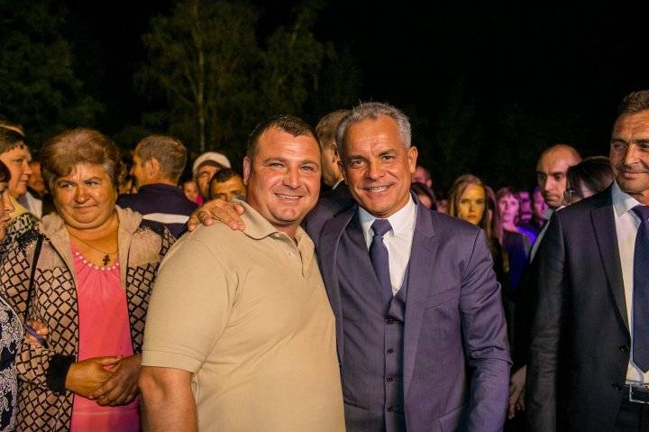 Vlad Plahotniuc la hramul localității Vărzăreşti. Liderul democrat i-a îndemnat să pună umărul la dezvoltarea localităţii (GALERIE FOTO)