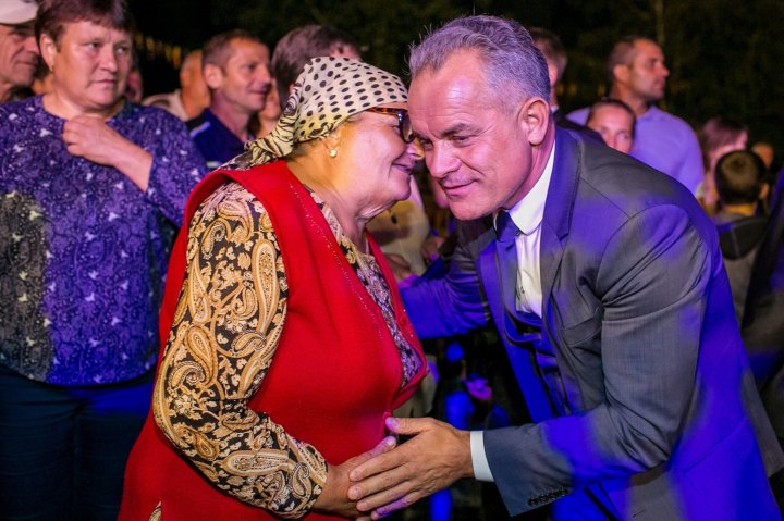 Vlad Plahotniuc la hramul localității Vărzăreşti. Liderul democrat i-a îndemnat să pună umărul la dezvoltarea localităţii (GALERIE FOTO)