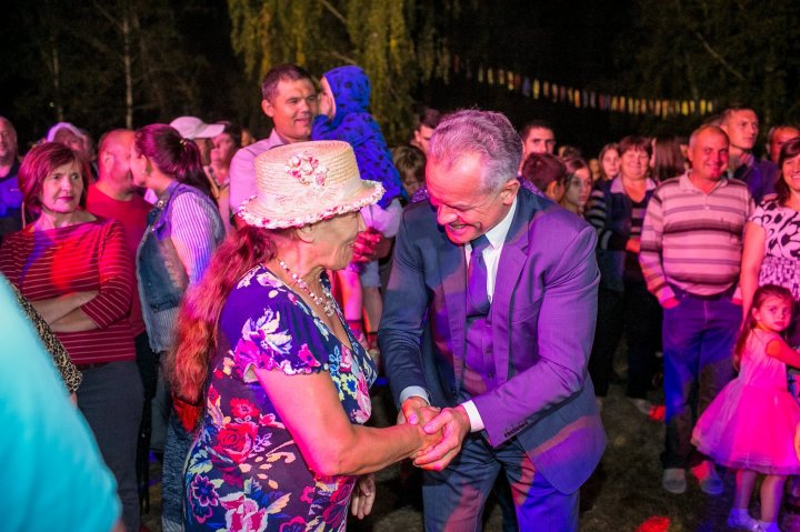 Vlad Plahotniuc la hramul localității Vărzăreşti. Liderul democrat i-a îndemnat să pună umărul la dezvoltarea localităţii (GALERIE FOTO)