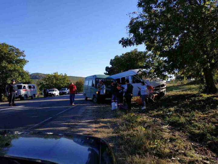 Accident grav la Leova. Un microbuz cu pasageri s-a tamponat cu un automobil (FOTO)