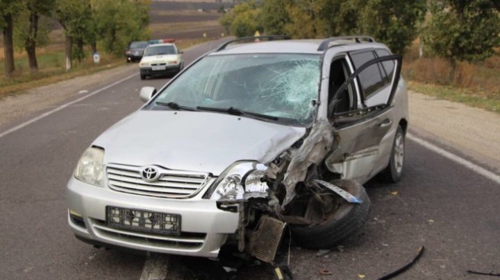 Accident GRAV la Drochia. Două mașini s-au ciocnit violent (FOTO)