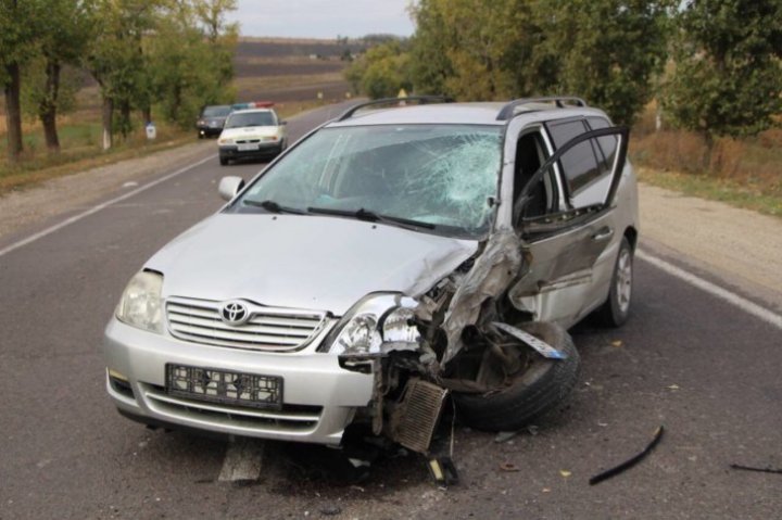 Accident GRAV la Drochia. Două mașini s-au ciocnit violent (FOTO)