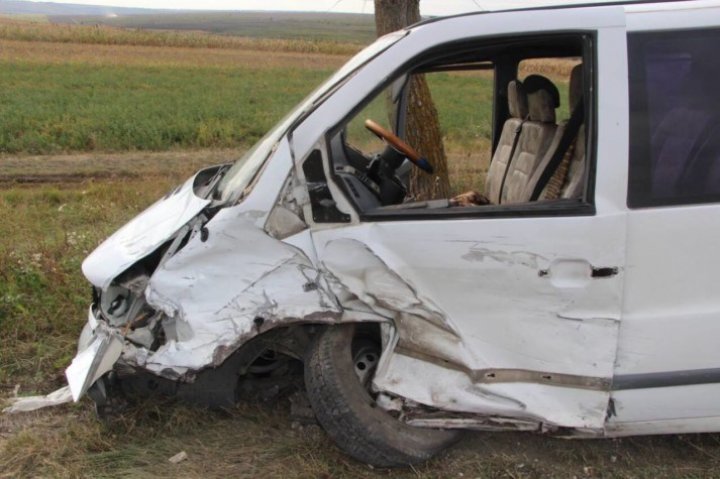 Accident GRAV la Drochia. Două mașini s-au ciocnit violent (FOTO)