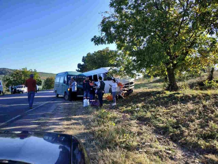 Accident grav la Leova. Un microbuz cu pasageri s-a tamponat cu un automobil (FOTO)