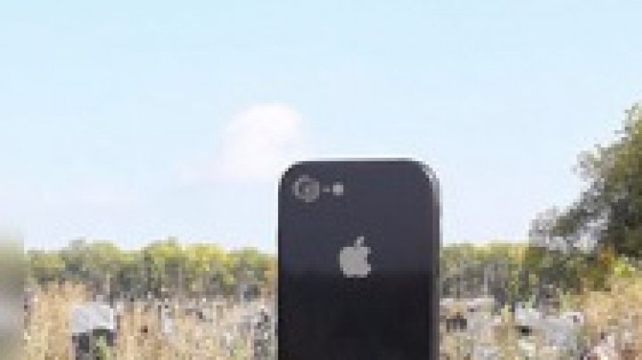 Într-un cimitir din Rusia a fost descoperită o piatră funerară în formă de iPhone. Cum arată piatra de mormânt (FOTO)