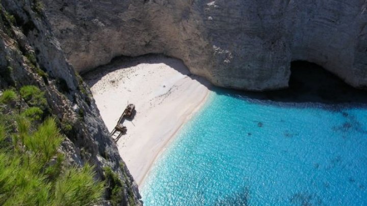 Grecia: Cel puţin şapte oameni, răniţi după ce o parte din faleza stâncoasă s-au prăbuşit peste plaja Navagio