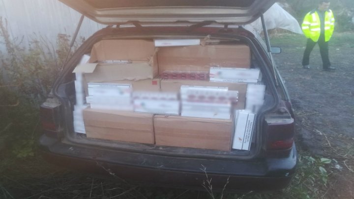 Peste 13.400 de pachete cu țigări, confiscate la frontieră