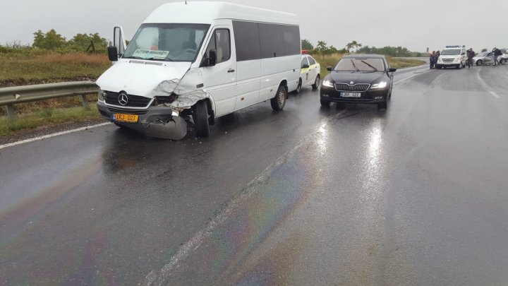 ACCIDENT GRAV cu implicarea unui microbuz de pe ruta Hânceşti-Buţeni. O persoană, transportată de urgenţă la spital (FOTO)