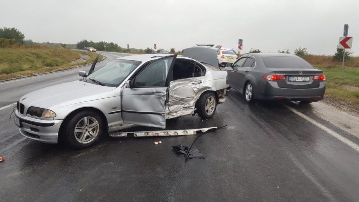 ACCIDENT GRAV cu implicarea unui microbuz de pe ruta Hânceşti-Buţeni. O persoană, transportată de urgenţă la spital (FOTO)