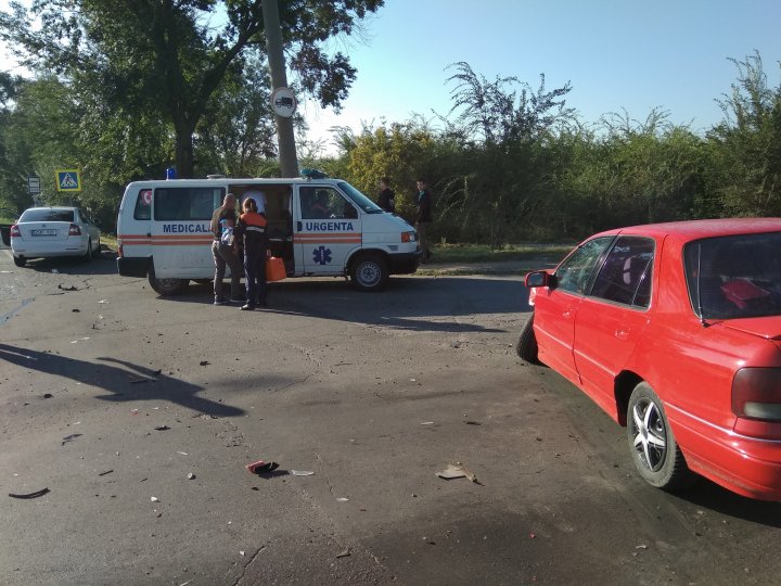 GRAV ACCIDENT la ieşirea din Capitală. Ambulanţa a intervenit de urgenţă (FOTO)