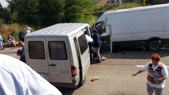 Microbuz cu moldoveni, implicat într-un ACCIDENT GRAV în România: SUNT VICTIME. A intervenit elicopterul SMURD (VIDEO) 