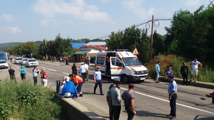 Microbuz cu moldoveni, implicat într-un ACCIDENT GRAV în România: SUNT VICTIME. A intervenit elicopterul SMURD (VIDEO) 