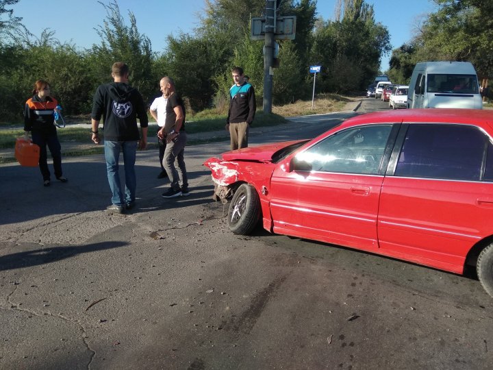 GRAV ACCIDENT la ieşirea din Capitală. Ambulanţa a intervenit de urgenţă (FOTO)