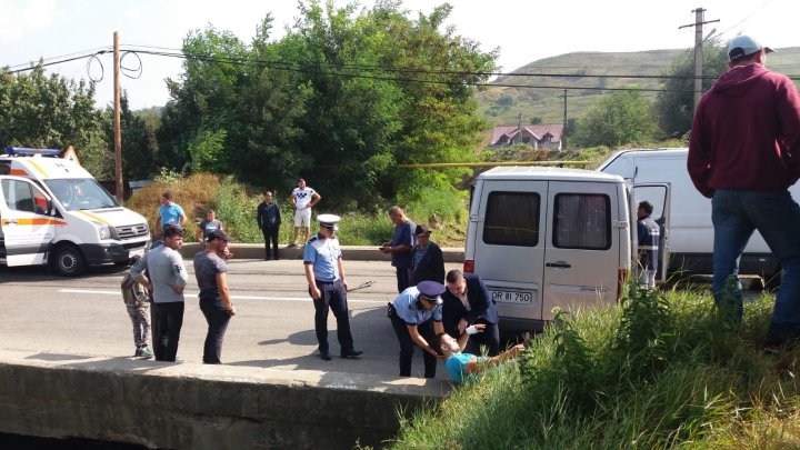 Microbuz cu moldoveni, implicat într-un ACCIDENT GRAV în România: SUNT VICTIME. A intervenit elicopterul SMURD (VIDEO) 