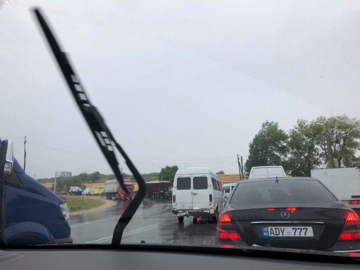 Grav accident la Peresecina. O autoutilitară s-a răsturnat în şanţ (FOTO)