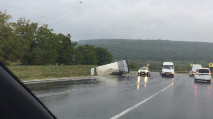 Grav accident la Peresecina. O autoutilitară s-a răsturnat în şanţ (FOTO)