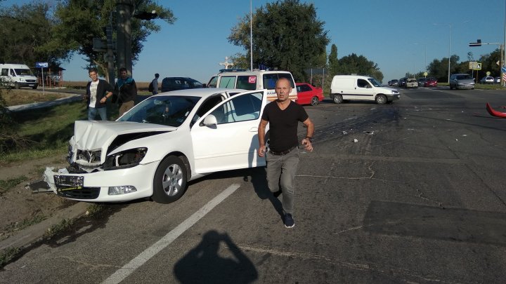 GRAV ACCIDENT la ieşirea din Capitală. Ambulanţa a intervenit de urgenţă (FOTO)