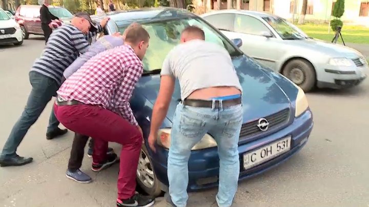 CAPCANĂ pentru şoferi! Craterul uriaş din centrul Capitalei care ÎNGHITE maşinile (FOTO)