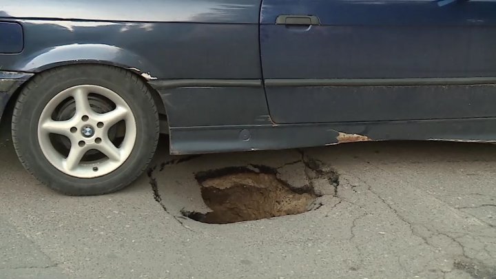 CAPCANĂ pentru şoferi! Craterul uriaş din centrul Capitalei care ÎNGHITE maşinile (FOTO)