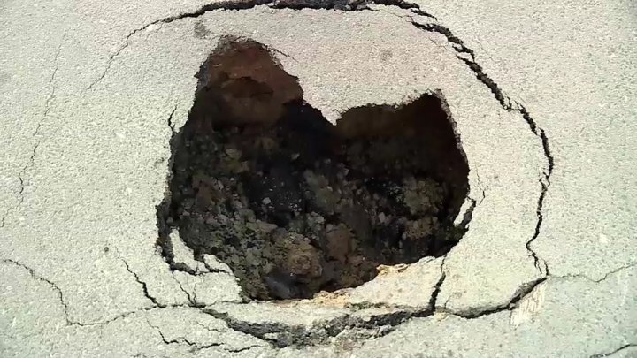 CAPCANĂ pentru şoferi! Craterul uriaş din centrul Capitalei care ÎNGHITE maşinile (FOTO)