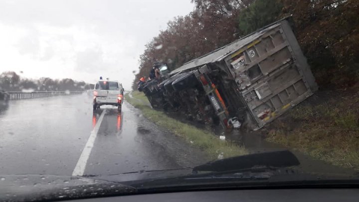 ACCIDENT în apropiere de Stăuceni. Un camion S-A RĂSTURNAT pe şosea (VIDEO)