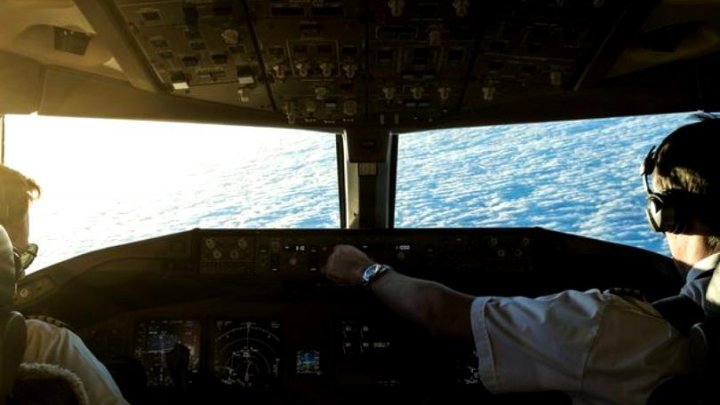 Pasagerii unui avion, ŞOCAŢI. Ce a făcut un pilot în timpul zborului