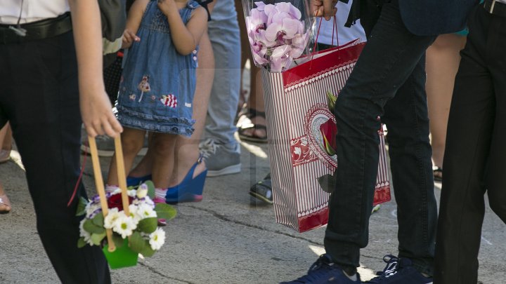 Aglomerație la piața angro de flori din Capitală. Părinţii şi copiii au cumpărat buchete pentru festivitatea de la prima zi de școală (FOTOREPORT)