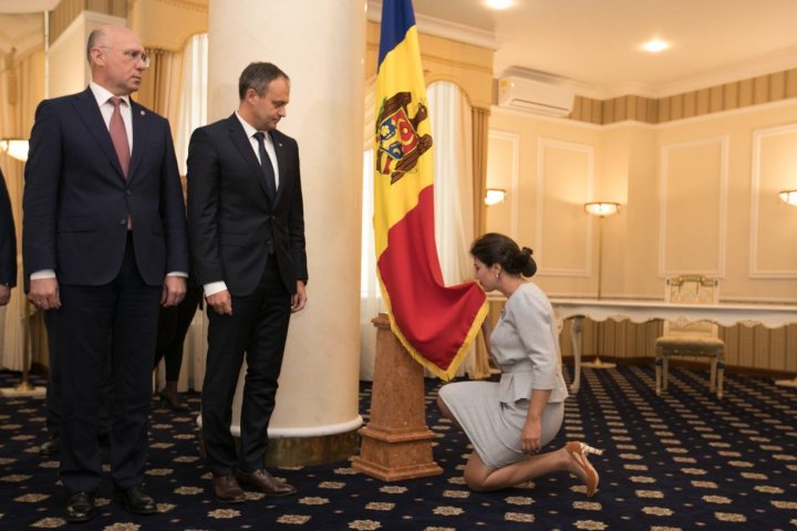 Silvia Radu şi Nicolae Ciubuc au depus jurământul de învestire în funcţiile de miniştri. Candu: E important ca cetăţeanul să simtă schimbările