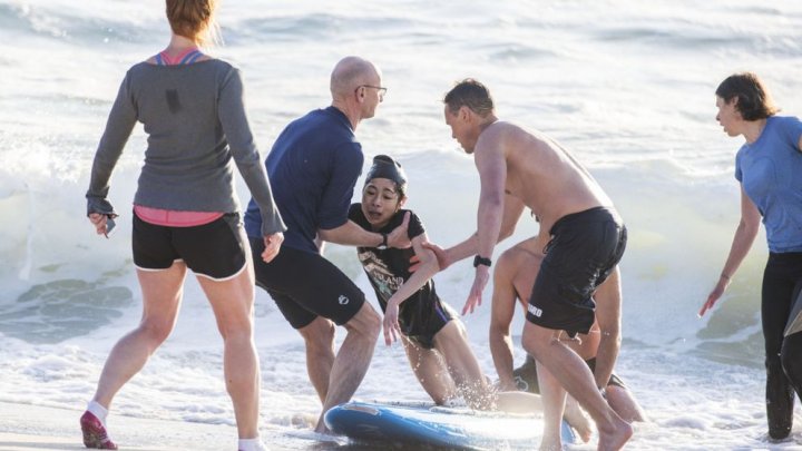 Momentul dramatic în care o femeie este salvată de la înec (FOTO)