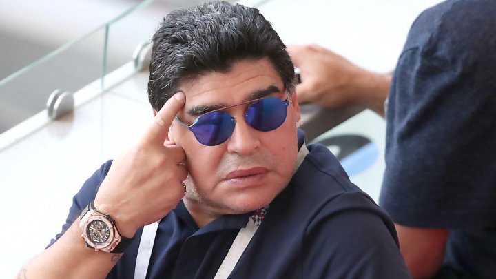 Diego Maradona și-a ieșit din minți. Momentul în care antrenorul lovește un suporter (VIDEO)