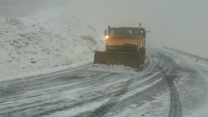 Circulaţia rutieră în condiţii de iarnă pe Transfăgărăşan. Stratul de zăpadă măsoară zece centimetri