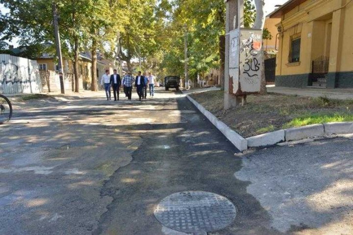 Lucrările de reabilitare a reţelelor edilitare de pe stada 31 august din Capitală au fost finalizate (FOTO)